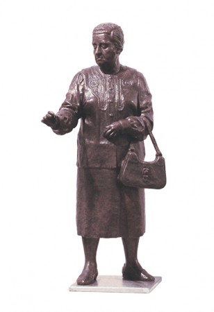 MARÍA, MI MADRE (2008). Bronce y hierro, 120 x 450 x 120 mm